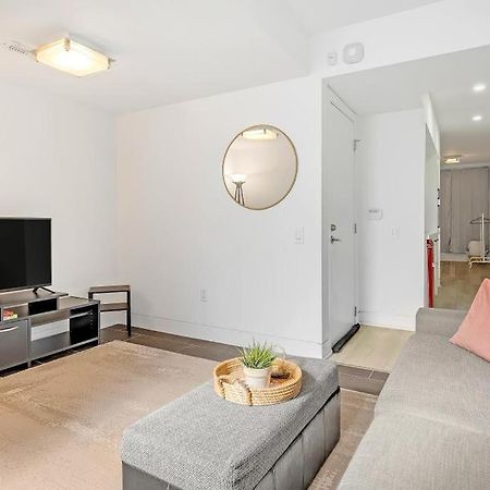Suite In The Heart Of Downtown Торонто Экстерьер фото