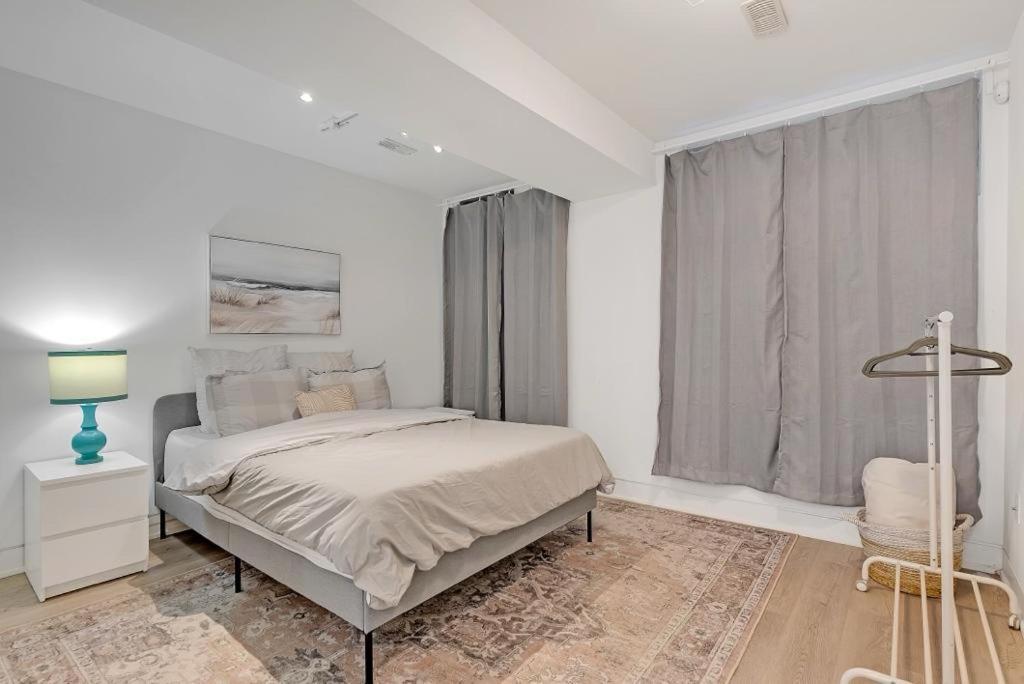 Suite In The Heart Of Downtown Торонто Экстерьер фото