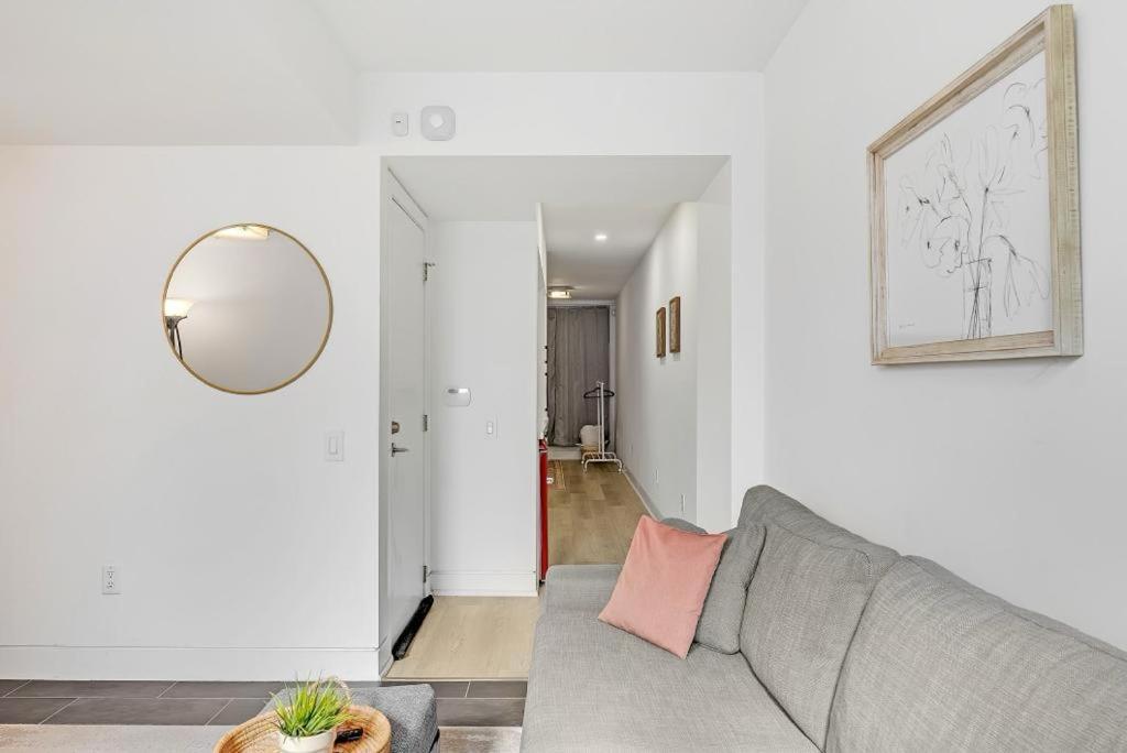 Suite In The Heart Of Downtown Торонто Экстерьер фото