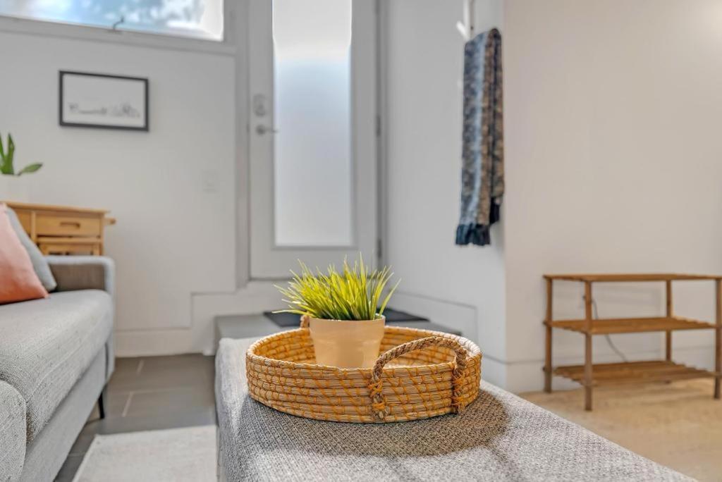 Suite In The Heart Of Downtown Торонто Экстерьер фото