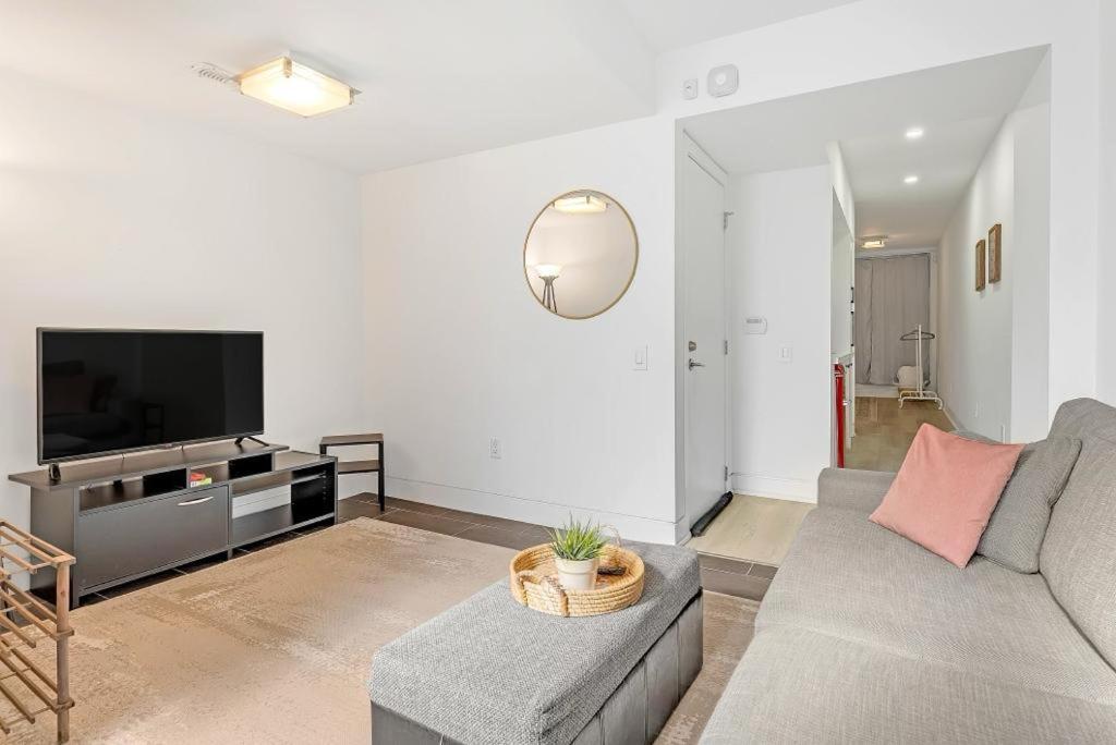 Suite In The Heart Of Downtown Торонто Экстерьер фото
