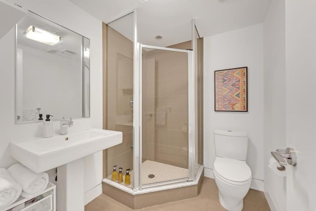 Suite In The Heart Of Downtown Торонто Экстерьер фото