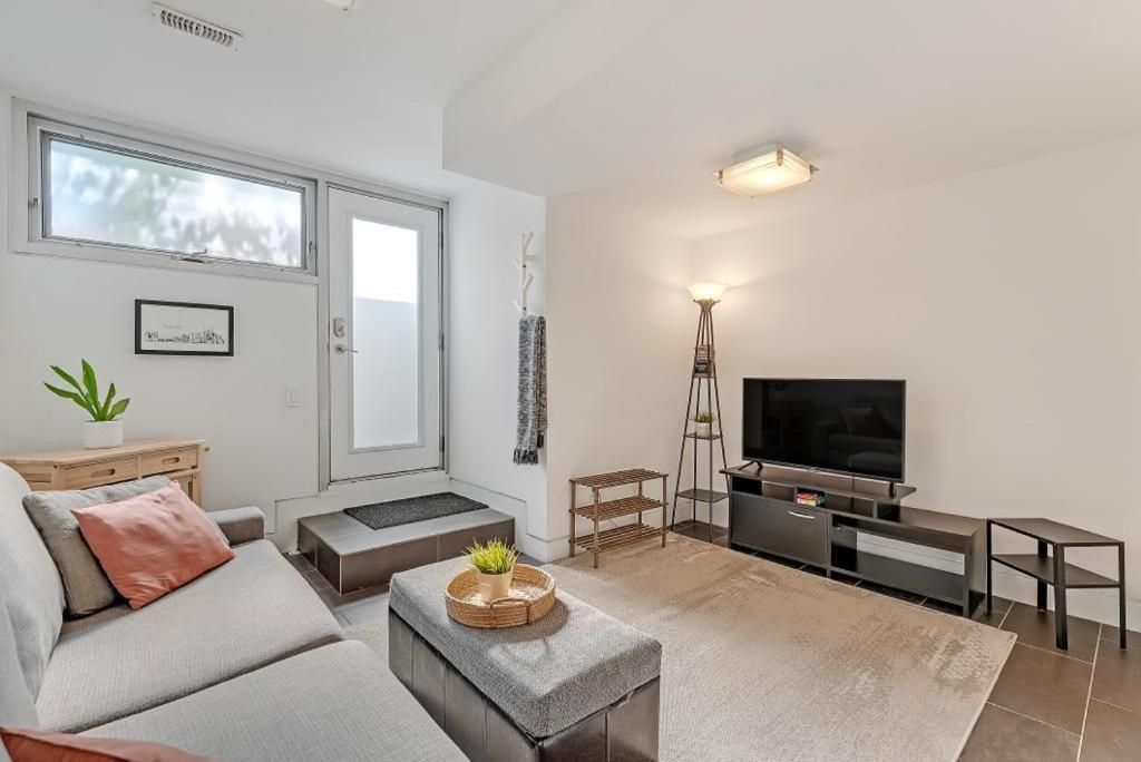 Suite In The Heart Of Downtown Торонто Экстерьер фото