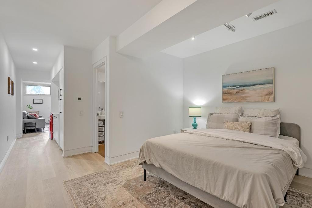 Suite In The Heart Of Downtown Торонто Экстерьер фото